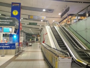 Aeropuerto SCL: Punto de información, escaleras mecánicas y carros