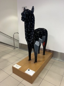 Escultura de alpaca en el Aeropuerto Jorge Chávez, Callao