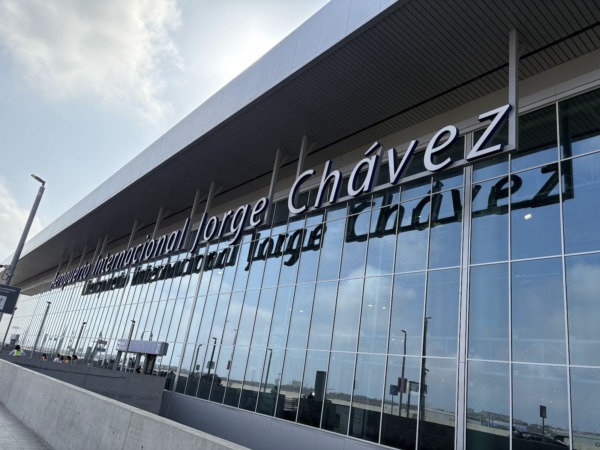 Fachada del Aeropuerto Internacional Jorge Chávez, Callao, Perú – variante 2