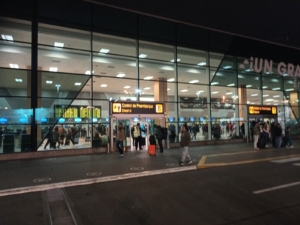 Fachada del Aeropuerto Internacional Jorge Chávez en la noche