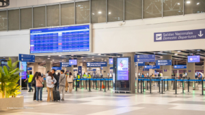 Llegadas y salidas en el aeropuerto Jorge Chávez