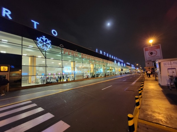 Vista nocturna del Aeropuerto Internacional Jorge Chávez, Callao
