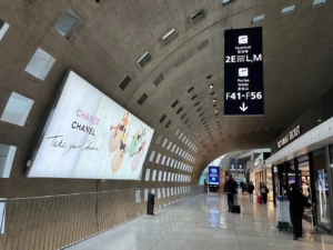 Aeropuerto Charles de Gaulle: interior con señalización y publicidad