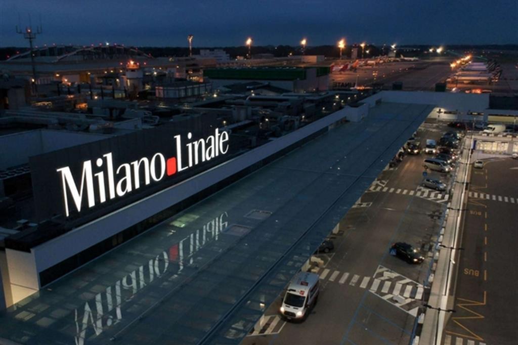 Aeropuerto de Milán-Linate: vista nocturna desde el exterior