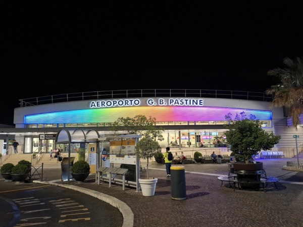 Aeropuerto Giovan Battista Pastine iluminado en la noche