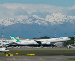 Avión de Mahan Air despegando en el aeropuerto