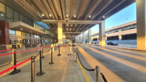 Entrada A2 y vehículos en la zona de llegadas