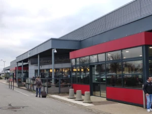 Fachada del aeropuerto de Beauvais Tillé, Francia