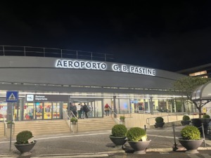Fachada del Aeropuerto de Roma-Ciampino por la noche