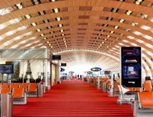 Interior del aeropuerto Charles de Gaulle, París