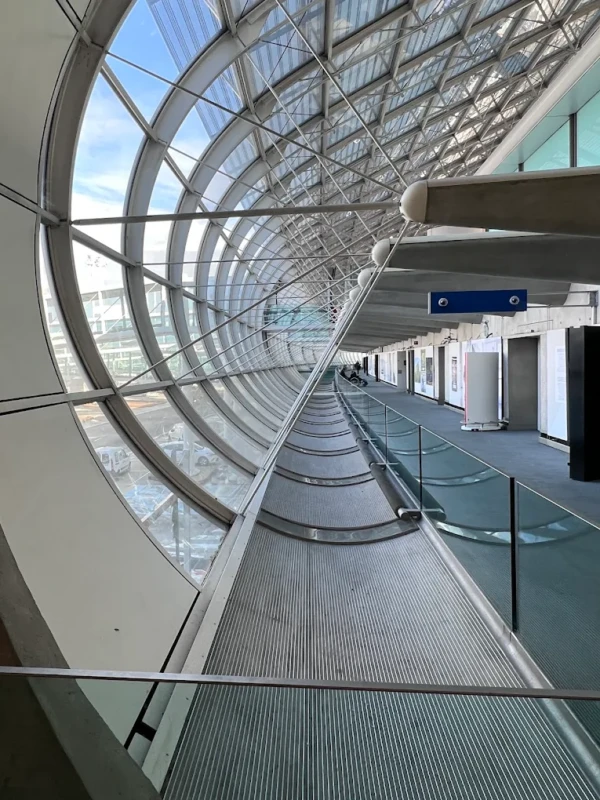 Interior del aeropuerto Charles de Gaulle, París