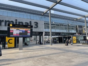Terminal 3 de Heathrow: panel informativo y puertas de embarque