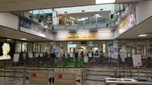 Zona de embarque en el aeropuerto de Pisa