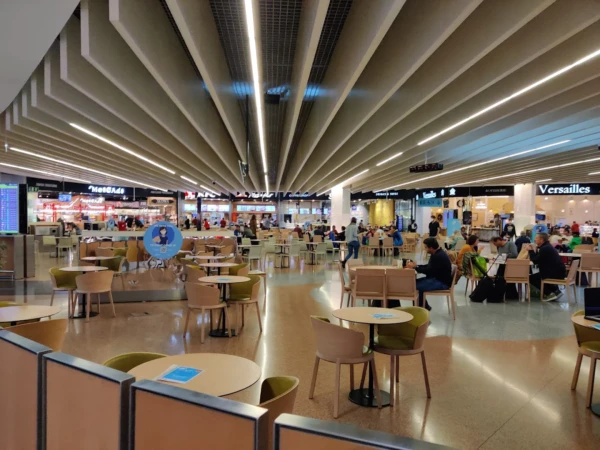 Área de comidas en el Aeropuerto de Lisboa