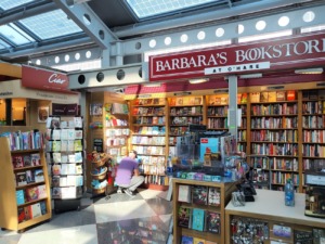 Librería Barbara's Bookstor en O'Hare: visitante busca un libro