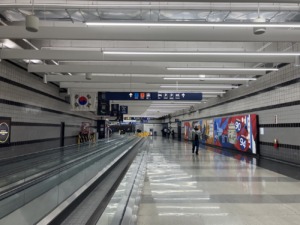 Pasillo con mural y bandera en el aeropuerto de O'Hare