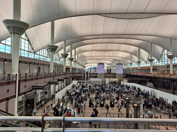 Zona de seguridad concurrida bajo la arquitectura del techo