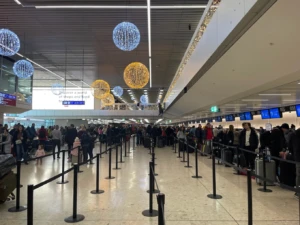 Aeropuerto de Ginebra: fila de personas en la entrada