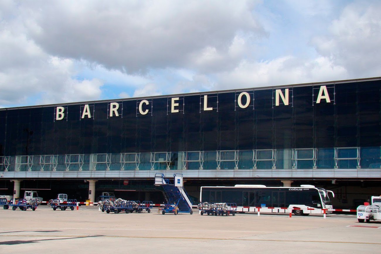 Fachada del aeropuerto de Barcelona-El Prat con la palabra Barcelona