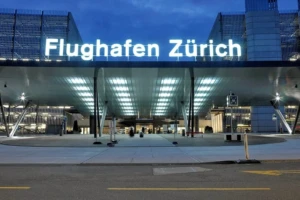 Fachada del aeropuerto de Zúrich al anochecer