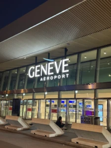 Fachada iluminada del Aeropuerto de Ginebra