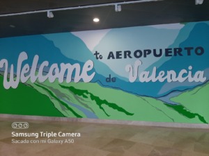 Mural de bienvenida en el Aeropuerto de Valencia