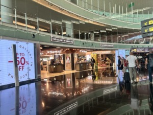 Tiendas y personas en el Aeropuerto de Barcelona-El Prat