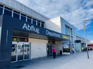 Entrada de salidas en el Aeropuerto de Tenerife Sur