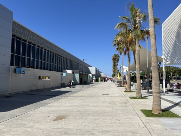 Exterior del Aeropuerto de Tenerife Sur en un día soleado