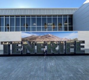 Un niño frente al letrero de Tenerife