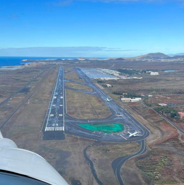 Vista aérea de la pista del Aeropuerto de Tenerife Sur