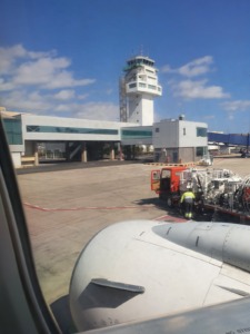 Vista desde la ventana de un avión en Tenerife Sur