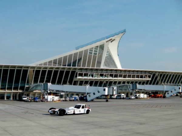 Aeropuerto de Bilbao: arquitectura y vehículos de apoyo