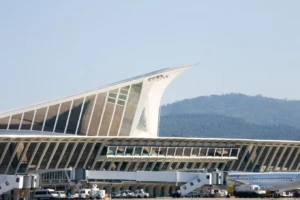 Arquitectura moderna: Aeropuerto de Bilbao, España