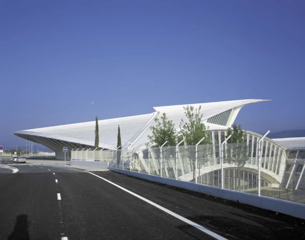 Arquitectura vanguardista: Aeropuerto de Bilbao, entrada…