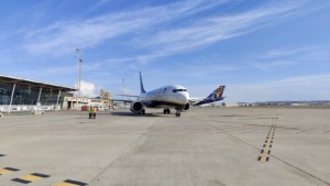 Avión en la plataforma del Aeropuerto de Zaragoza