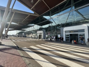 Fachada del Aeropuerto de Zaragoza con paso de peatones