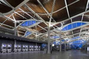 Interior del Aeropuerto de Zaragoza: arquitectura y mostradores de facturación