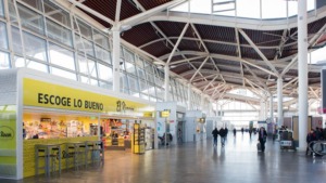 Interior del Aeropuerto de Zaragoza con tienda "El Rincón"