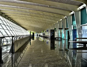 Interior moderno del aeropuerto de Bilbao, España