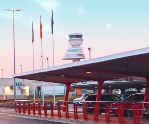 Aeropuerto de Vitoria: terminal, banderas y torre de control