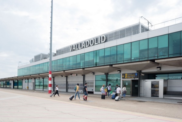 Fachada del aeropuerto de Valladolid con turistas llegando