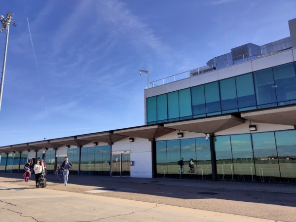 Fachada del Aeropuerto de Valladolid en un día soleado