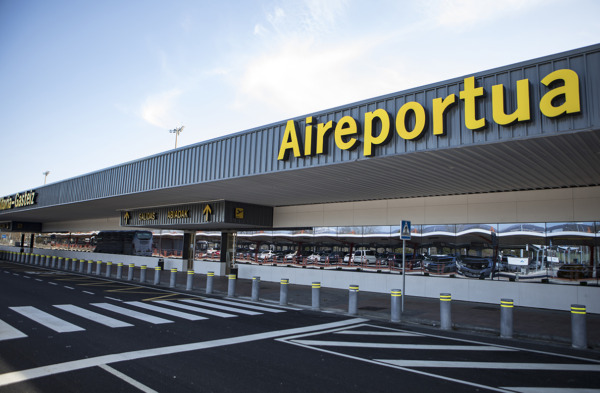 Fachada del Aeropuerto de Vitoria-Gasteiz, Álava, España