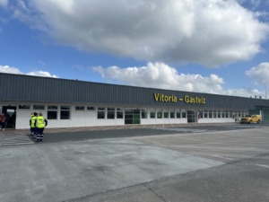 Fachada del Aeropuerto de Vitoria-Gasteiz bajo un cielo nublado