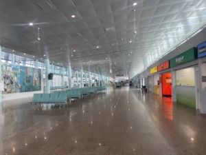 Interior del aeropuerto de Vigo, zona de alquiler de coches