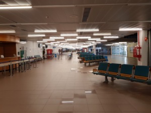 Interior del Aeropuerto de Vitoria-Gasteiz con asientos vacíos