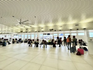 Pasajeros esperando en la sala de embarque del aeropuerto
