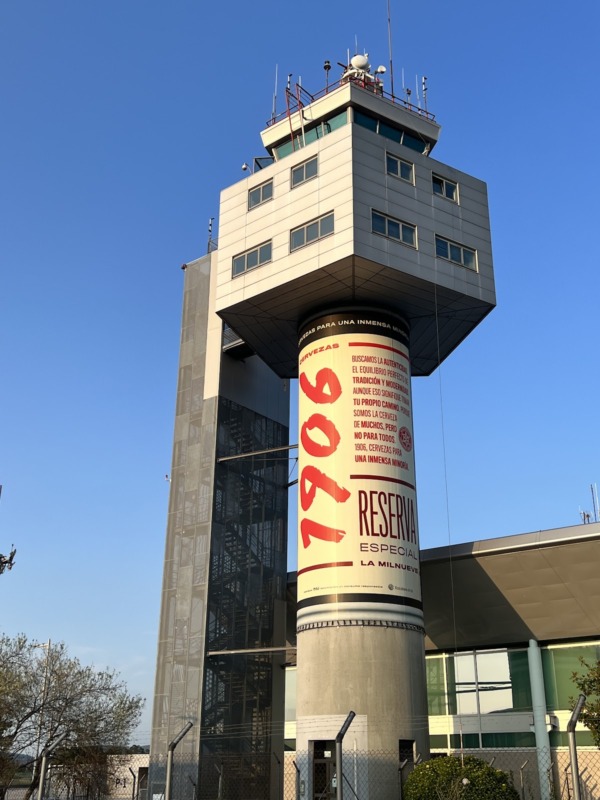 Torre de control del aeropuerto de Vigo con publicidad