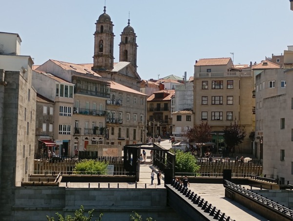 Vista de la ciudad con iglesia y puente peatonal